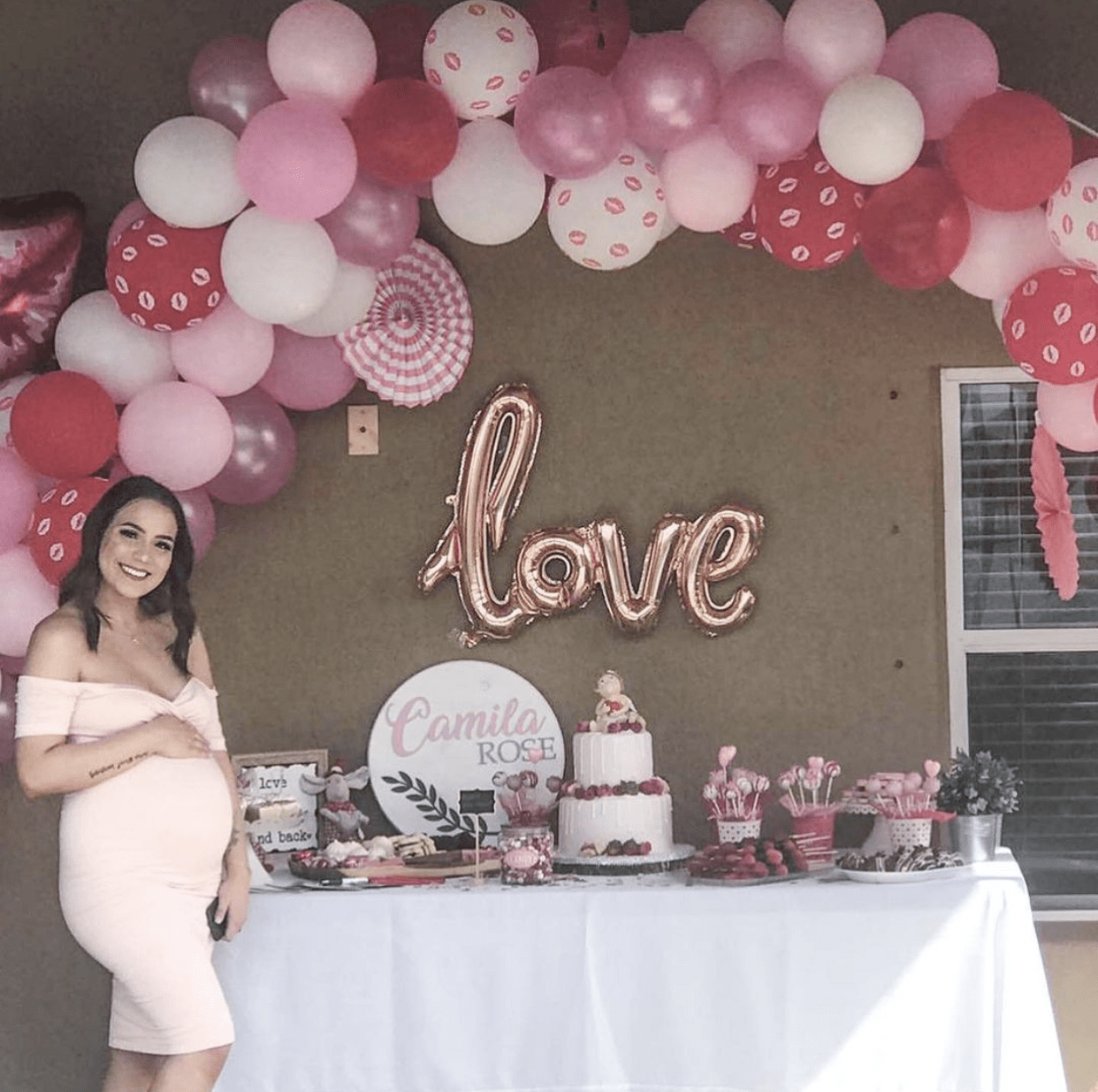 10 Romantic Maternity Dresses for Valentine's Day 2024