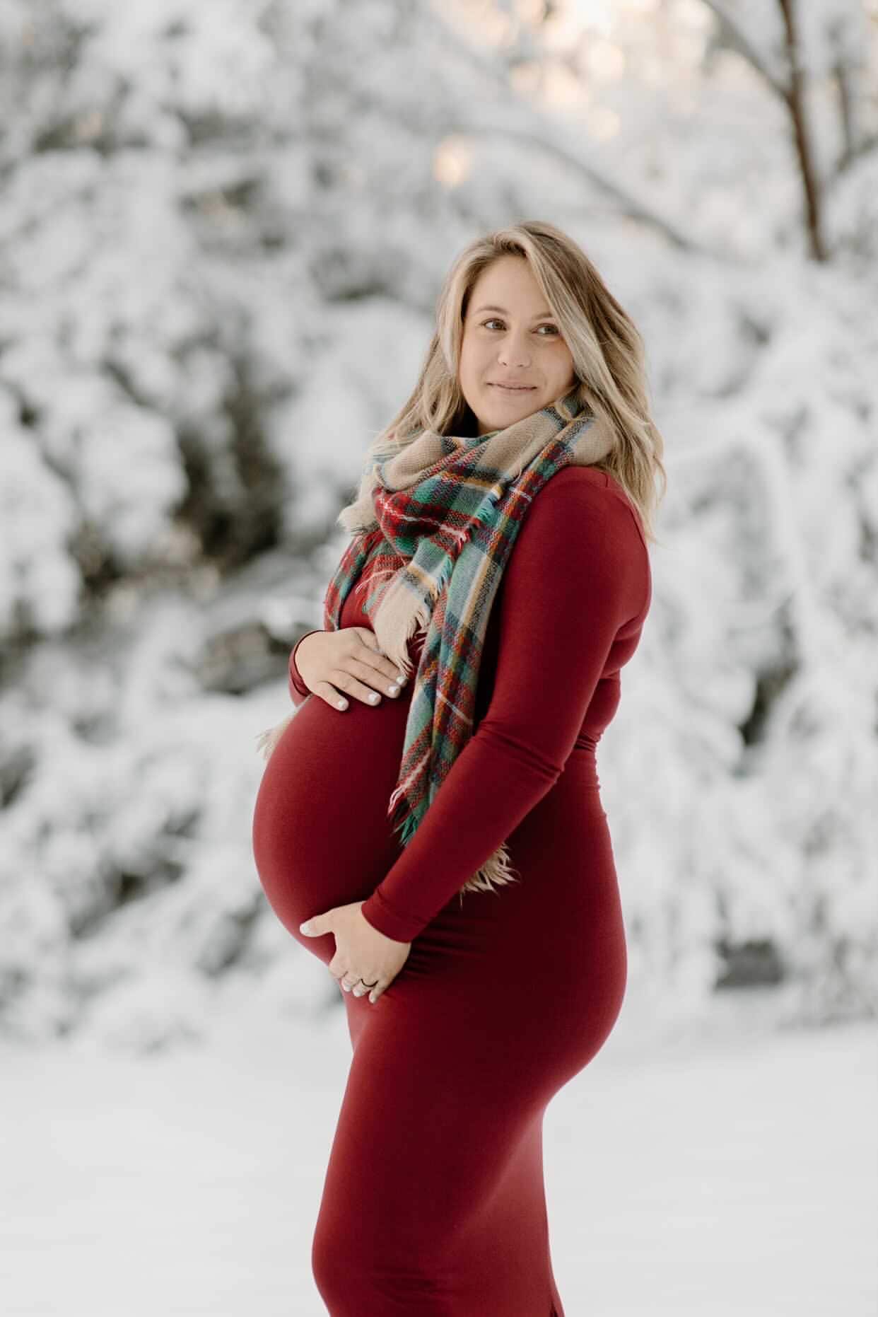 Winter maternity shoot on sale clothes