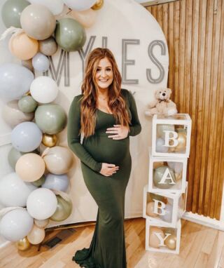 The perfect Winter greens for her baby shower!βοΈ @toni_lockhart in her @sexymamamaternity #maternitygown ~ #babyshowerdress #babyshowerinspo